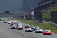 GT500クラスのスタートシーン。予選では1位から3位までをCIVIC TYPE R-GT勢が占めた。