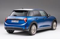 MINIのハッチバックモデルに5ドアの「クーパー5ドア」が登場の画像