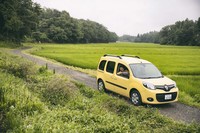 ファミリーカーとしてはもちろん、趣味のクルマとしても世界で愛されてきた「ルノー・カングー」。今回は、おでかけの友として6段AT車を連れ出した。