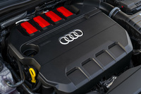 2リッター直4ターボエンジンは、従来モデル比23PSアップの最高出力333PSを発生。トップスピードは依然として250km/hでリミッターがかかるが、0-100km/h加速タイムは4.8秒から4.7秒に短縮された。