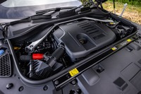 「レンジローバー・スポーツ オートバイオグラフィーP550e」は、最高出力400PSの3リッター直6ガソリンターボエンジンと同217PSの電気モーターを組み合わせたパワートレインを搭載している。