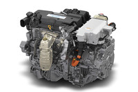 2リッター直4エンジンとモーター、ジェネレーター、それらを統合制御する「PCU(パワーコントロールユニット)」を一体化したパワーユニット。エンジンには高出力用と省燃費用の2つのカムを使い分ける、可変バルブタイミング機構が備わる。