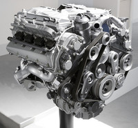 従来型4.2リッターに対して、コンパクト化されたのもニュース。NAで高さを11mm短縮。過給器付きでは全長を64mm縮めた。