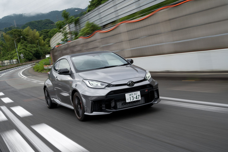 スポット溶接の打点数を約13%増やすとともに構造用接着剤の使用部位を約24%拡大してボディー剛性を強化。フロントのストラットアッパーの締結ボルトは1本から3本に増やしている。