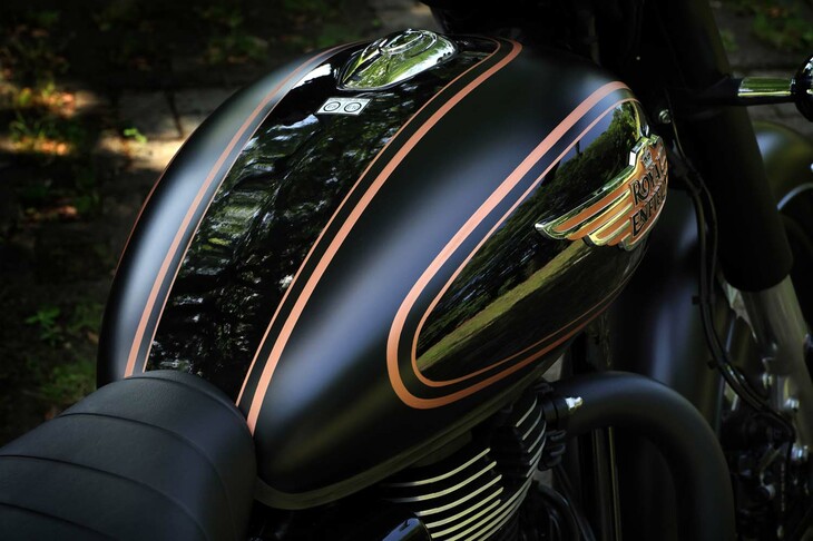 試乗車のカラーリングは有償色の「ブラックゴールド」。緻密なピンストライプは、すべて職人の手になるものだ。