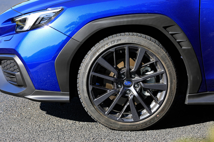 特徴的な六角形のフェンダーアーチモール。「GT-H」系のグレードと「STIスポーツR」系のグレードではホイールの色が異なり、前者ではダークガンメタリック塗装が採用される。