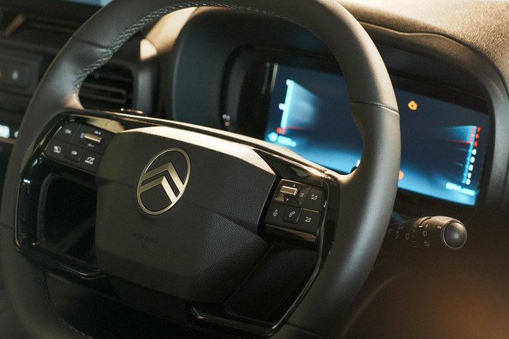 シトロエン・ベルランゴMAX BlueHDi(ステアリングホイールスイッチ)