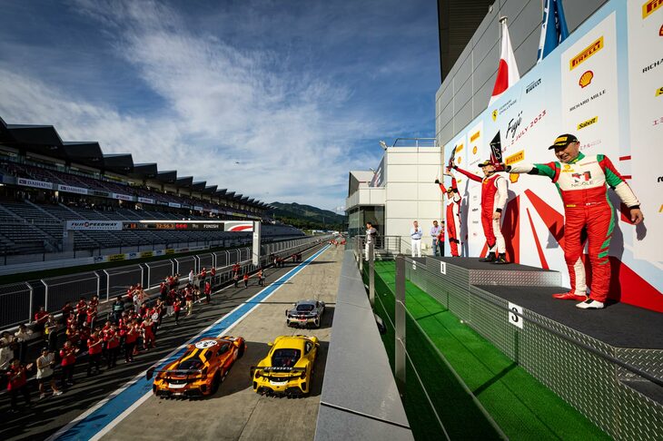 「フェラーリ・チャレンジ・トロフェオ・ピレリ・ジャパン」の表彰式の様子。7月1日の「レース1」が悪天候で中止となったため、7月2日には「レース1」「レース2」と、2回にわたりレースが行われた。(写真:フェラーリ・ジャパン)