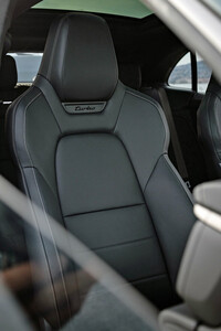 「マカン ターボ」のフロントシート。床下に電池を敷き詰めるBEVでありながら、前席の着座位置は従来モデルより28mm低められている。