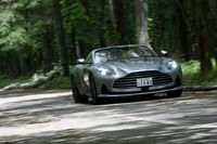 最高速は「クーペ」と同じ325km/h、0-100km/hのタイムは0.1秒譲る3.7秒と公表されている。