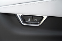 センターコンソールの右側面には、アイドリングストップのカットスイッチと、バッテリーの充電量を高めるチャージモードのスイッチが備わる。