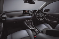 「いいもの感」あふれるインテリアや快適装備の充実も「マツダ2」の魅力。やや硬めの乗り味や正確なハンドリングは欧州車ライクで、マニア心をくすぐる。