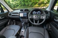 新デザインのステアリングホイール(ヒーター内蔵)と、新世代のオーディオナビゲーションシステムが目を引くインストゥルメントパネルまわり。センタークラスター下段には、12V DCソケットと、Type-AとType-CのUSBポートが備わる。