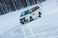 氷上旋回路では、最新の「ブリザックVRX2」と従来品の「VRX」、そして発泡ゴム非使用のタイヤによる乗り比べが行われた。