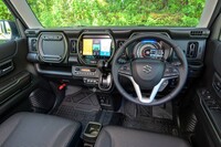 高い人気を保っていることもあり、今回の改良でも内外装デザインの変更はほぼなし。全車をコネクテッドサービスに対応させるなど、機能・装備のアップデートが変更の中心となっている。