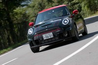 「ジョンクーパーワークス」は減衰力可変式のサスペンションを標準装備。ただし、どのモードに切り替えても絶対的に硬いセッティングだ。