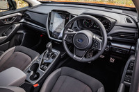 内装のデザインは先に登場した姉妹車「クロストレック」と基本的に共通。縦型の11.6インチディスプレイが目を引く。