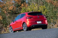 ヘッドランプと同様、リアコンビランプもC字型に点灯。フロントともどもボディーのワイド感を強めている。