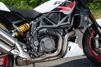 エンジンは排気量1203ccの水冷4ストロークV型2気筒DOHCで、最高出力123HP(米国仕様参考値)、最大トルク118N・mを発生。「レイン」「スタンダード」「スポーツ」という3つのライドモードに応じて、レスポンスやパワーデリバリーが変化する。