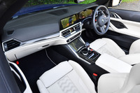 今回試乗した車両のインテリアは、35万円のオプションとなる「BMW Individualフルレザーメリノ アイボリー・ホワイト×ブラック」で仕上げられていた。