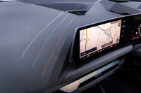 樹脂ソフトパッドのダッシュボード上に、伝統のワークスカラーがステッチで表現されている。このデザイン処理は最新の「1シリーズMスポーツ」モデルにも共通する。