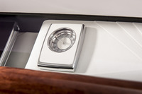 助手席前方に設置されたアナログクロック。