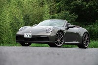 ひと目で「ポルシェ911」と分かる丸目のヘッドランプを踏襲する一方で、横幅いっぱいに開いたフロントグリルが992型を特徴づけている。