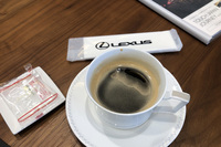 レクサスディーラーで「iX」を充電中、コーヒーをサービスしていただいた。さすがおもてなしのレクサス。