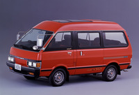 1984年「ダットサン・バネット コーチ2000SGXパノラマルーフ」。バネットは、チェリー/サニー/ダットサンの3ブランド(販売チャンネル)から販売された「トヨタ・ライトエース」の対抗馬。2リッター直4 SOHCエンジンを搭載。