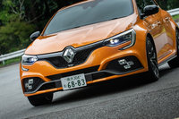 大きく張り出したフェンダーが目を引くフロントまわり。コーナーからの脱出加速時などに発生するトルクステアを抑制し、また路面入力からの影響を最小限にとどめ、正確なステアリング操作を実現するため、新型「メガーヌ ルノースポール」にはストラットの外側に転舵軸を設けた「ダブルアクシスストラットサスペンション」が採用されている。