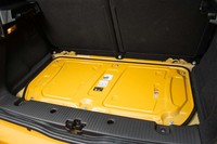 従来モデルでは手回し式のネジを回すと外れたエンジンルームのふたは、車載工具を使わないと外せない構造に変更されていた。