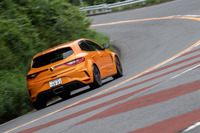 ボディーカラーは「オランジュトニックメタリック」「ブランナクレメタリック」「グリチタニアムメタリック」の3色。テスト車に用いられていたオランジュトニックメタリックは、15万6600円の有償オプションとなる。