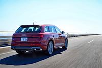 予防安全装備や運転支援システムも充実。ドライバーに異常が発生した場合、車線を維持しながら自動で緩やかに減速・停止する「エマージェンシーアシスト」なども採用されている。