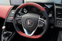 2トーンカラーのステアリングホイール。スポーク上に、カーオーディオやクルーズコントロールの操作スイッチがレイアウトされる。