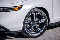 タイヤ内部で発生する不快な共鳴音を打ち消すという19インチサイズの「ノイズリデューシングホイール」を採用。今回の試乗車は235/45R18サイズの「ミシュランeプライマシー」タイヤを組み合わせていた。