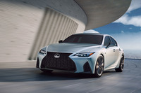 2019年4月に新設された「トヨタテクニカルセンター下山」をはじめ、世界中で走り込みを重ねてきたという改良型「IS」。レクサスならではの走りを熟成させてきた。