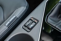 エアコンの操作パネルはセンターディスプレイに統合されているが、オプションのシートヒーターのスイッチはセンターコンソールに残されている。これは「ツーリング」でディスプレイは要らないが、シートヒーターは欲しいという要望に対応するためらしい。