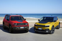 全高は「レネゲード」(写真左)が1695mmなのに対し、「アベンジャー」(同右)は1595mm。実に10cmも背が低い。