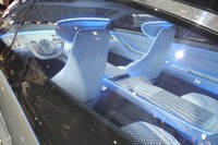 乗車定員は4人。インテリアでは、前後を貫くセンターコンソールも特徴的。