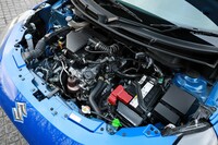 新開発の「Z12E」型1.2リッター直3ガソリンエンジン。EGR(排ガス再循環)システムや吸気VVT、電動ウオーターポンプ、高速燃焼と高い冷却性を備えたシリンダーヘッドの採用などにより、優れた燃費性能を実現している。