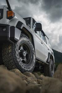 「グラントレックR/T01」(ブラックレター面)の装着イメージ。