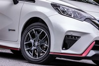 「ノートe-POWER NISMO/NISMO S」用として開発された195/55R16サイズの「ヨコハマDNA S.drive」タイヤと、10本スポークデザインの16インチアルミホイールが装着される。