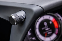 メーターフード左側にドライブセレクターが備わる。走行モードは「エコ」「ノーマル」「スポーツS」「スポーツS+」「カスタム」の全5種類。各モードに応じてメーターの表示デザインも切り替わる。