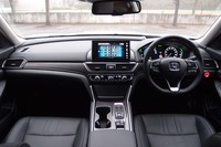 コンサートホールをイメージし、上質な空間の創出を目指したというインテリア。カラーは写真のブラックのほか、アイボリーも選べる。