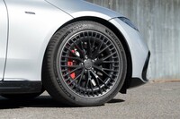 タイヤサイズは前後とも275/40の21インチ。メッシュスポークのホイールはAMG専用デザインだ。