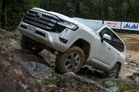 2021年に発表・発売された現行「トヨタ・ランドクルーザー」。世界屈指のオフロード性能を誇る本格クロカンで、今も根強い人気を集めている。