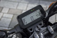 コンパクトな液晶メーターには、燃費やギアポジションも表示される。バックライト付きで輝度の調節も可能。