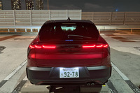 スパッと断ち切ったような“コーダトロンカ”と呼ばれるリアエンドが特徴的な「ジュニア」のエクステリア。「ジープ・アベンジャー」や「プジョーe-2008」「フィアット600e」などと共通する、ステランティスのモジュラー型プラットフォーム「eCMP」を用いて設計されている。