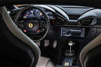 「12チリンドリ マヌアーレ」にはクラッチペダルが備わる。つまり日本においては、MT車の運転免許が必要になる。