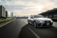 「KINTO FACTORY」のサービス「レクサスアップグレードセレクション」に追加された「LS」。ソフトウエアの更新を通じて、アクセル操作時のレスポンスと加速フィーリングの向上を実現したという。